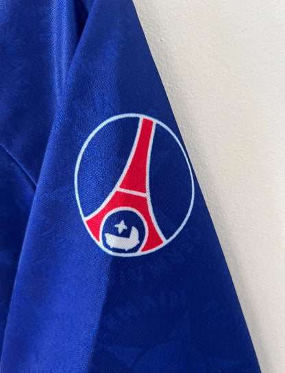 Maillot de foot vintage domicile bleu du PSG 1994/1995. On peut retrouver l'équipementier Nike et les sponsors Seat, Tourtel et Liptonic. Il s'agit d'un maillot authentique d'époque.