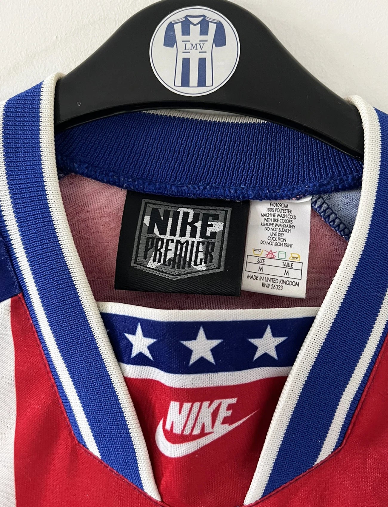 Maillot de foot vintage domicile bleu et rouge du PSG de la saison 1994/1995. On peut retrouver l'équipementier Nike et les sponsors Seat, Tourtel et Liptonic. Il s'agit d'un maillot authentique d'époque.