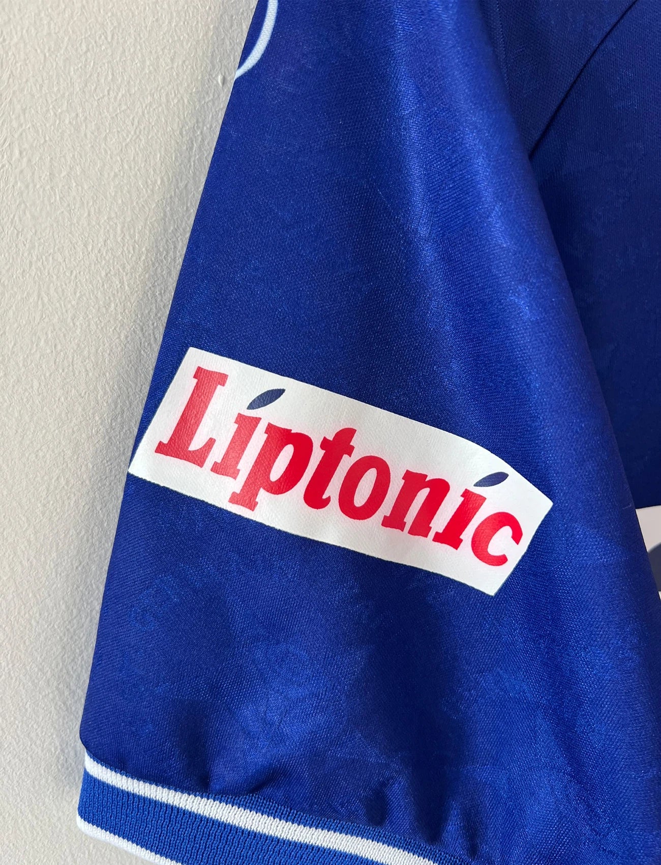 Maillot de foot vintage domicile bleu du PSG 1994/1995. On peut retrouver l'équipementier Nike et les sponsors Seat, Tourtel et Liptonic. Il s'agit d'un maillot authentique d'époque.