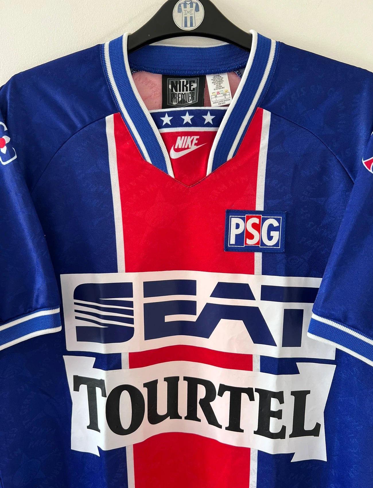 Maillot de foot vintage domicile bleu du PSG 1994/1995. On peut retrouver l'équipementier Nike et les sponsors Seat, Tourtel et Liptonic. Il s'agit d'un maillot authentique d'époque.