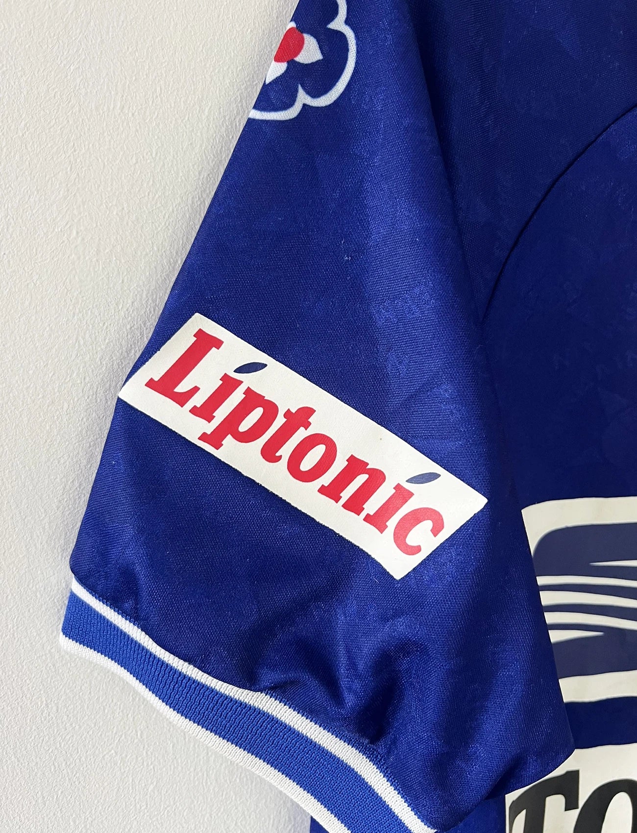 Maillot de foot vintage domicile bleu et rouge du PSG de la saison 1994/1995. On peut retrouver l'équipementier Nike et les sponsors Seat, Tourtel et Liptonic. Il s'agit d'un maillot authentique d'époque.
