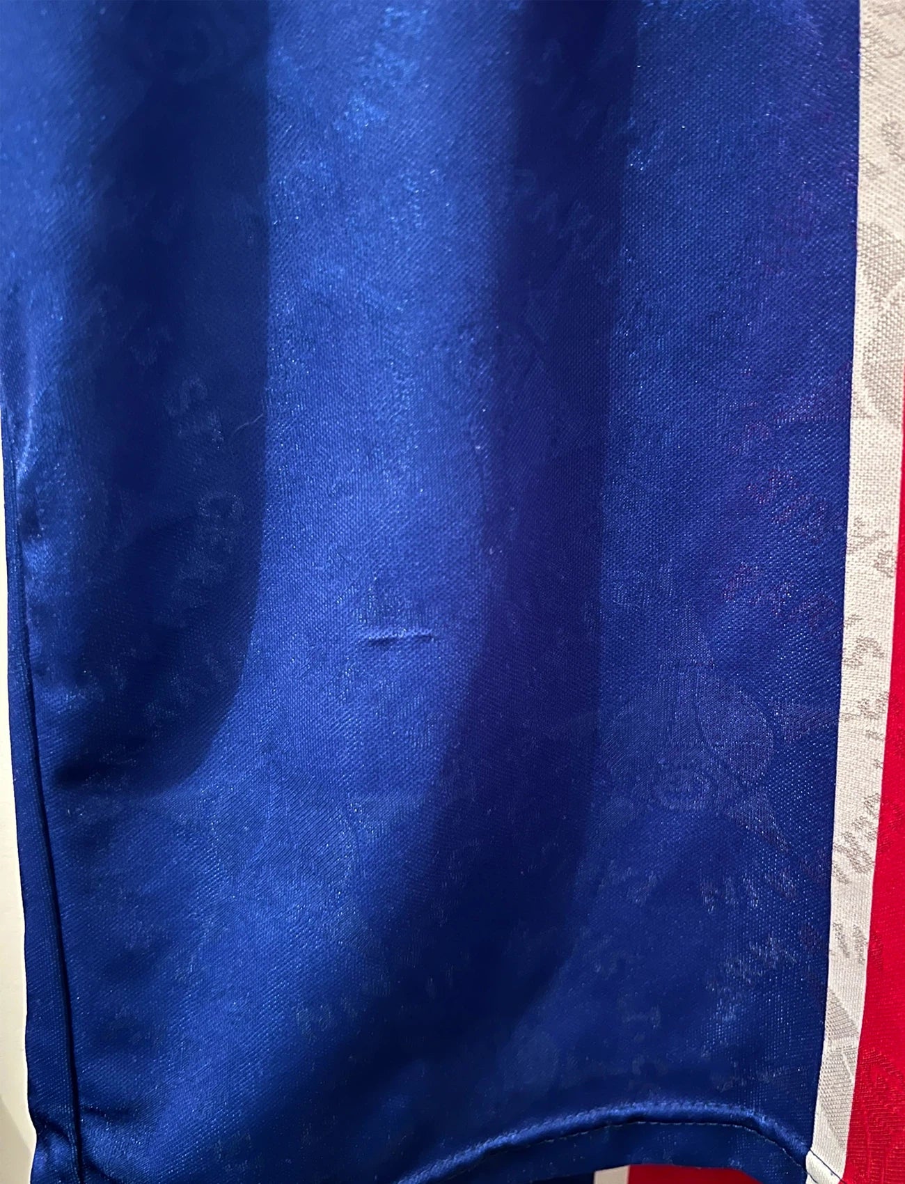 Maillot de foot vintage domicile bleu et rouge du PSG 1994/1995 stock pro. On peut retrouver l'équipementier Nike. Il s'agit d'un maillot authentique d'époque.