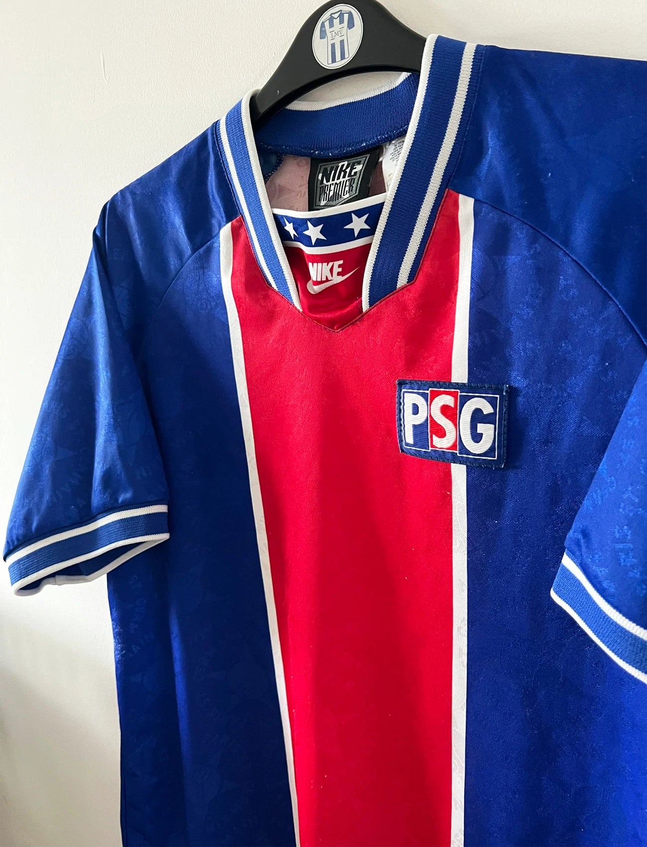 Maillot de foot vintage domicile bleu et rouge du PSG 1994/1995 stock pro. On peut retrouver l'équipementier Nike. Il s'agit d'un maillot authentique d'époque.