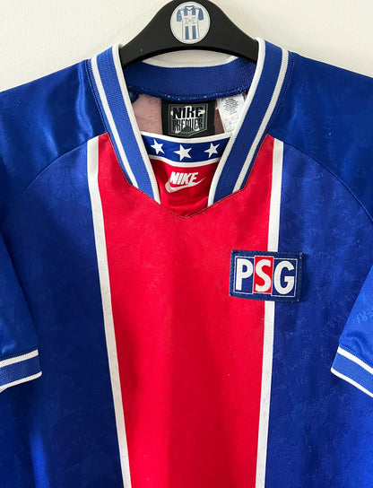 Maillot de foot vintage domicile bleu et rouge du PSG 1994/1995 stock pro. On peut retrouver l'équipementier Nike. Il s'agit d'un maillot authentique d'époque.