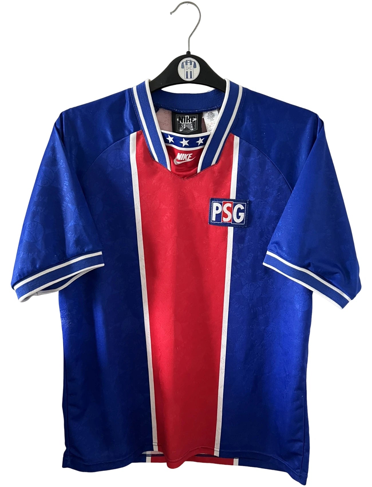 Maillot de foot vintage domicile bleu et rouge du PSG 1994/1995 stock pro. On peut retrouver l'équipementier Nike. Il s'agit d'un maillot authentique d'époque.