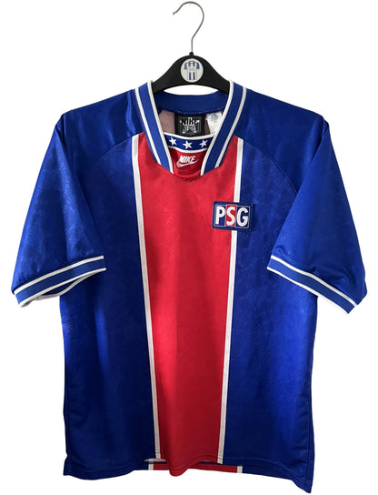 Maillot de foot vintage domicile bleu et rouge du PSG 1994/1995 stock pro. On peut retrouver l'équipementier Nike. Il s'agit d'un maillot authentique d'époque.
