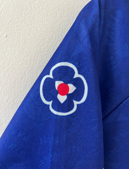 Maillot de foot vintage domicile bleu du PSG 1994/1995. On peut retrouver l'équipementier Nike et les sponsors Seat, Tourtel et Liptonic. Il s'agit d'un maillot authentique d'époque.