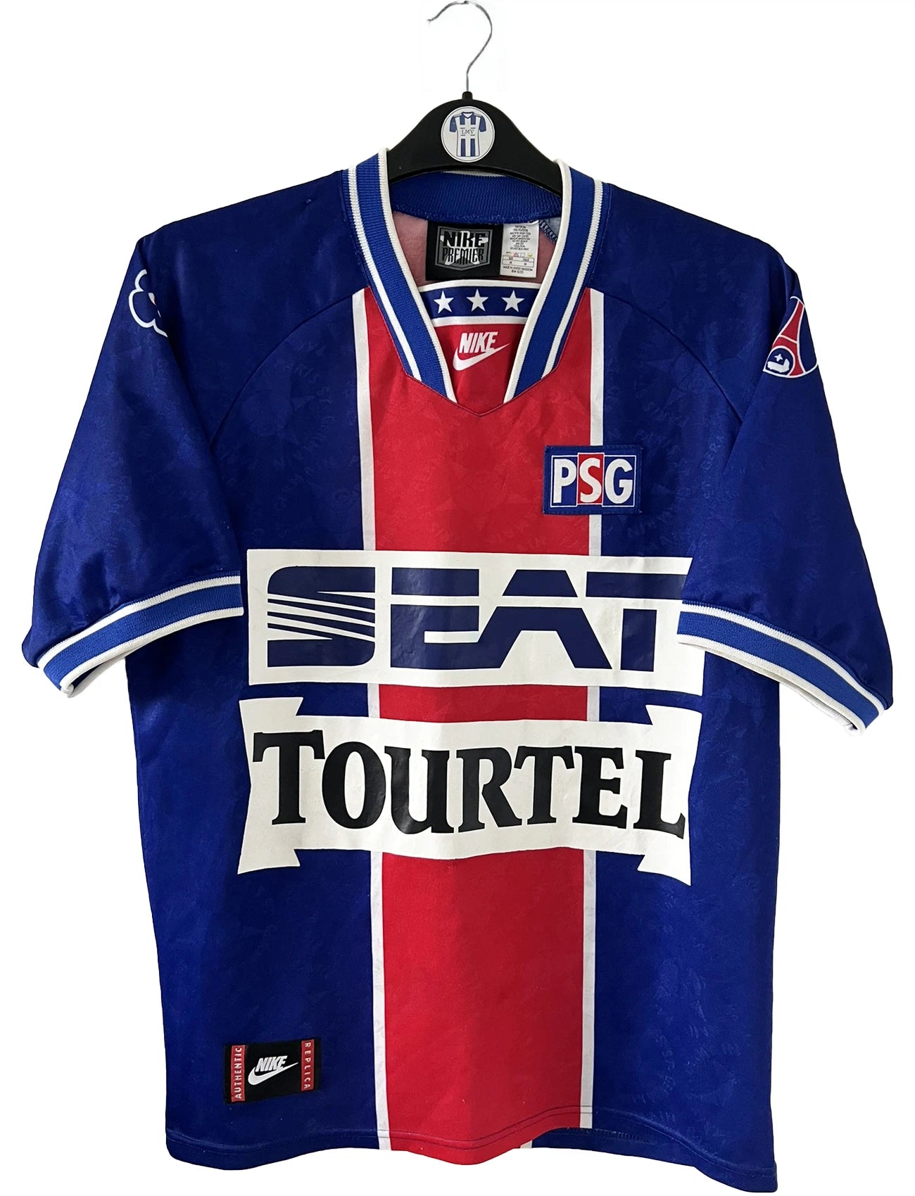 Maillot de foot vintage domicile bleu et rouge du PSG de la saison 1994/1995. On peut retrouver l'équipementier Nike et les sponsors Seat, Tourtel et Liptonic. Il s'agit d'un maillot authentique d'époque.