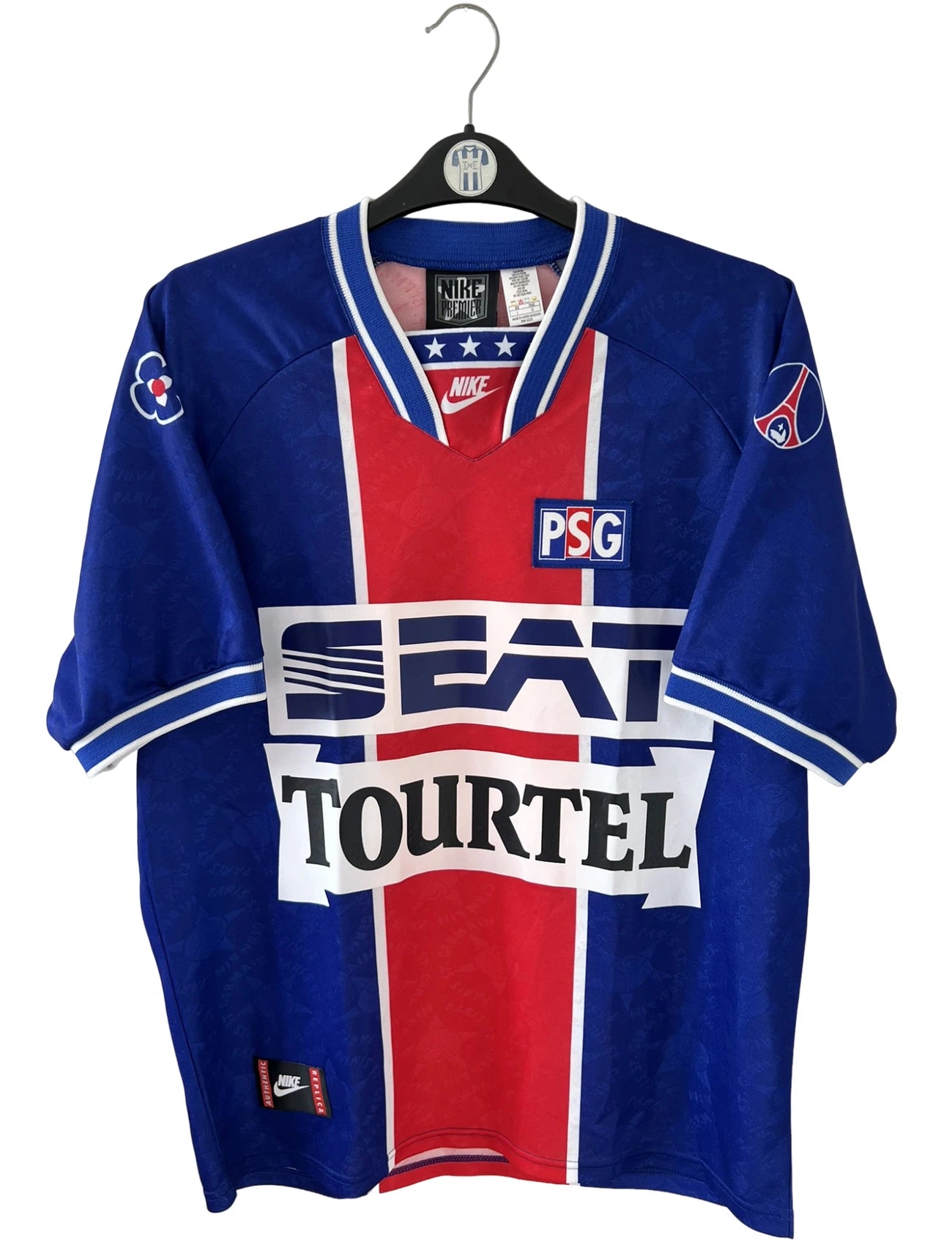 Maillot de foot vintage domicile bleu du PSG 1994/1995. On peut retrouver l'équipementier Nike et les sponsors Seat, Tourtel et Liptonic. Il s'agit d'un maillot authentique d'époque.