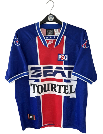 Maillot de foot vintage domicile bleu du PSG 1994/1995. On peut retrouver l'équipementier Nike et les sponsors Seat, Tourtel et Liptonic. Il s'agit d'un maillot authentique d'époque.