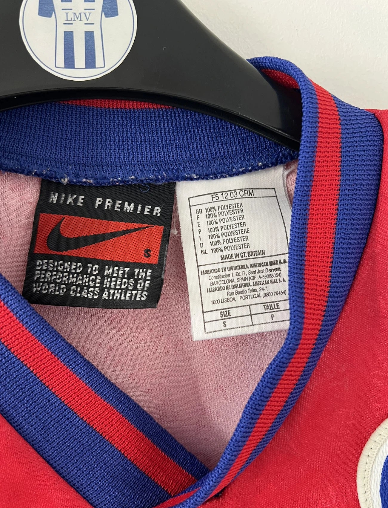 Maillot de foot vintage domicile bleu et rouge du PSG de la saison 1995/1996. On peut retrouver l'équipementier Nike et le sponsor Opel. Il s'agit d'un maillot authentique d'époque.