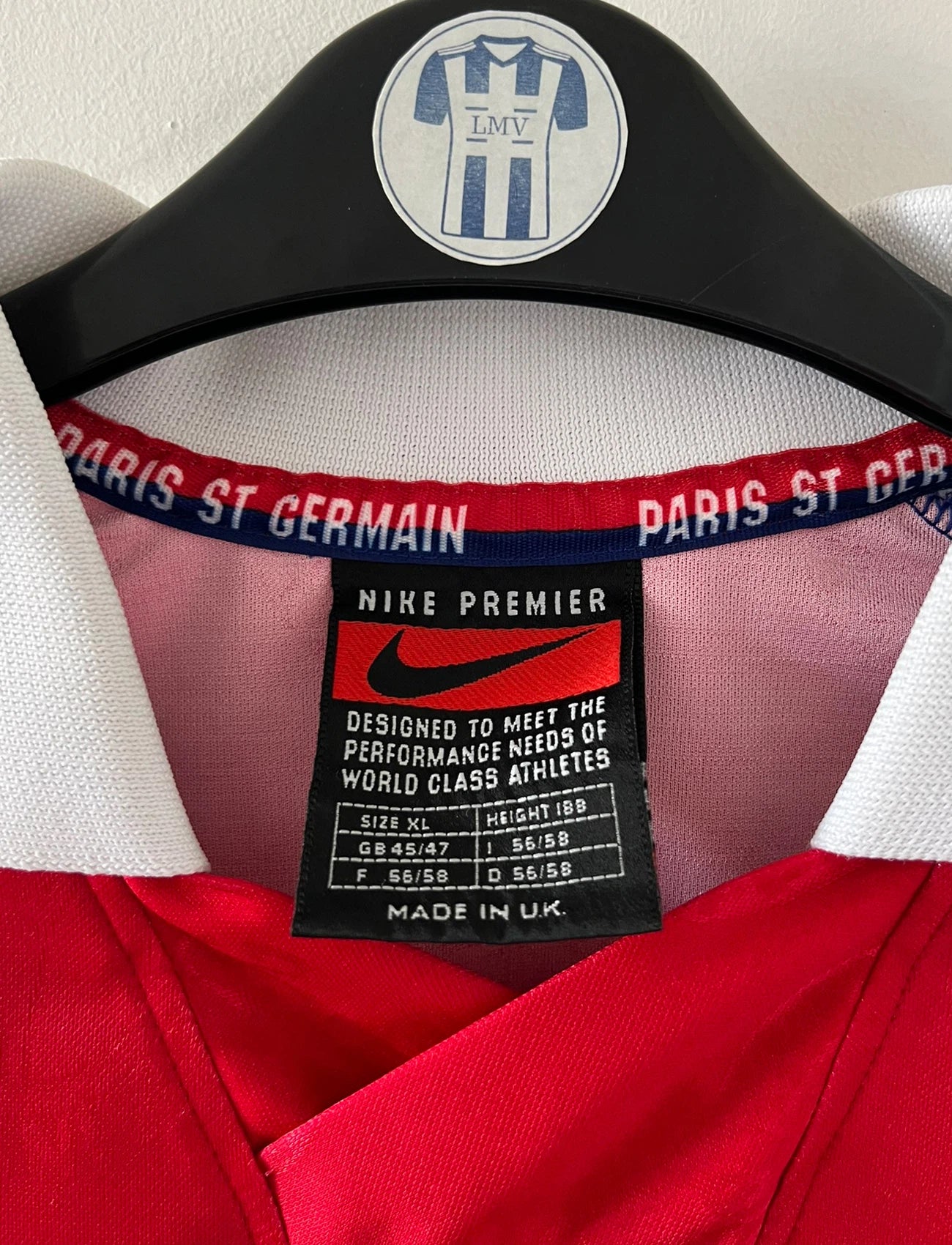 Maillot de foot vintage domicile rouge et bleu du PSG de la saison 1996/1997. On peut retrouver la fameuse bande hechter avec l'équipementier Nike et le sponsor Opel. Il s'agit d'un maillot authentique d'époque.