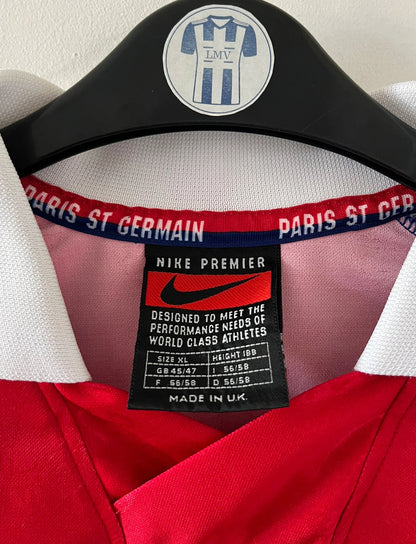 Maillot de foot vintage domicile rouge et bleu du PSG de la saison 1996/1997. On peut retrouver la fameuse bande hechter avec l'équipementier Nike et le sponsor Opel. Il s'agit d'un maillot authentique d'époque.