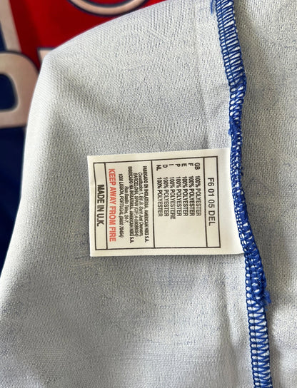 Maillot de foot vintage domicile rouge et bleu du PSG de la saison 1996/1997. On peut retrouver la fameuse bande hechter avec l'équipementier Nike et le sponsor Opel. Il s'agit d'un maillot authentique d'époque.