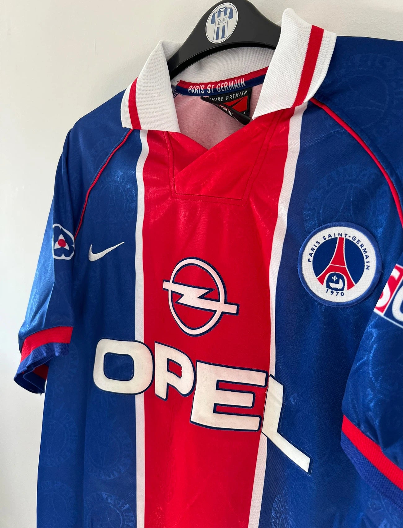 Maillot de foot vintage domicile du PSG de la saison 1996/1997. On peut retrouver l'équipementier Nike et le sponsor Opel. Il s'agit d'un maillot authentique d'époque.