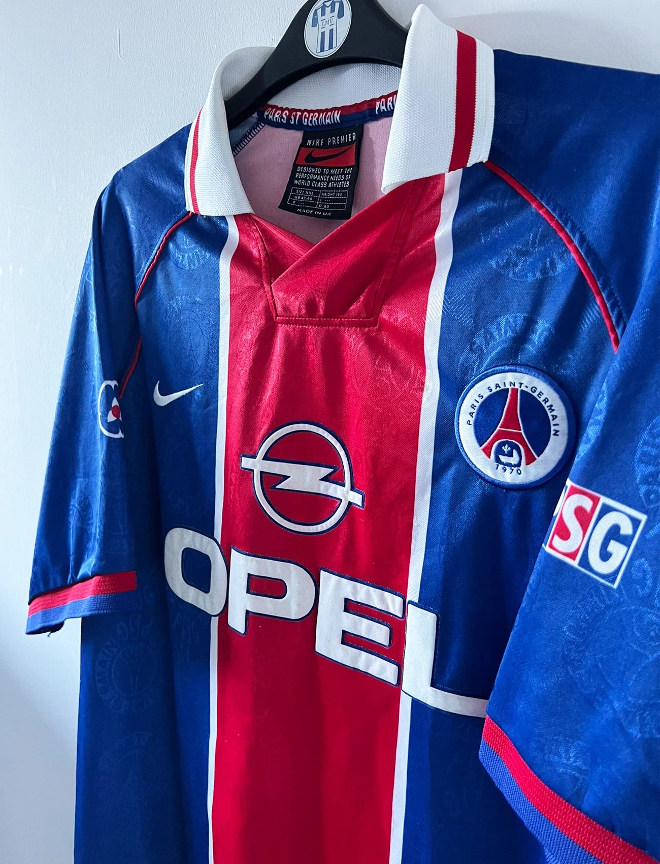 Maillot de foot vintage domicile psg 1996/1997. On peut retrouver l'équipementier Nike et le sponsor Opel. Il s'agit d'un maillot authentique d'époque.