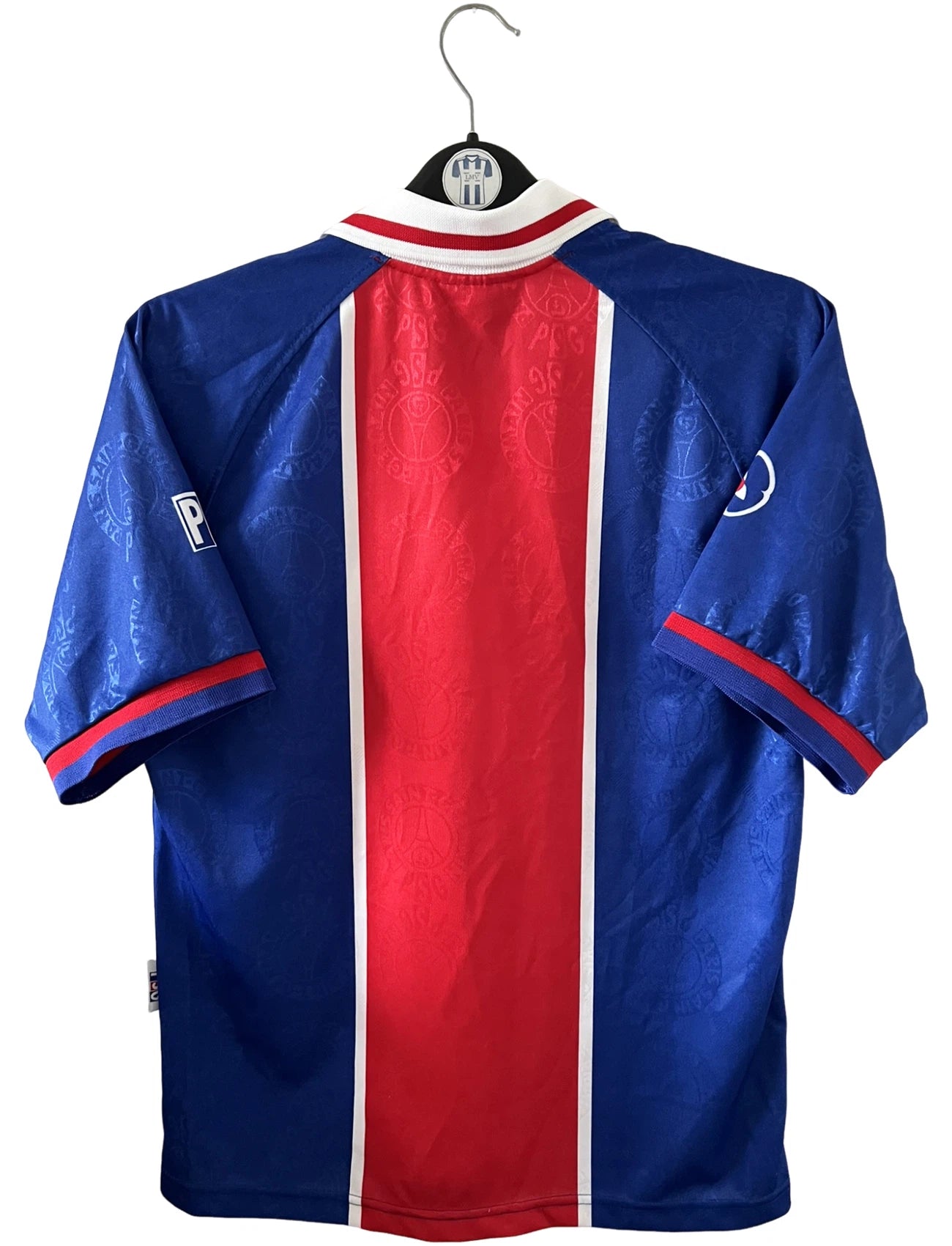 Maillot de foot vintage domicile bleu et rouge du PSG 1996/1997. On peut retrouver l'équipementier Nike et le sponsor OPEL. Il s'agit d'un maillot authentique d'époque.