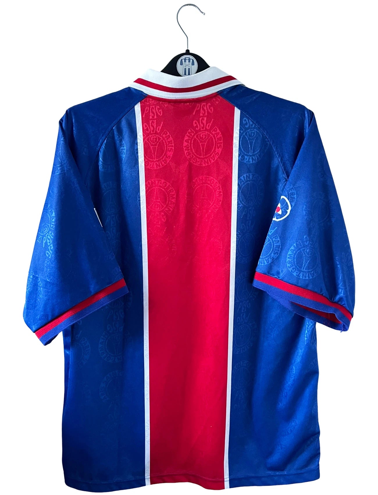Maillot de foot vintage domicile psg 1996/1997. On peut retrouver l'équipementier Nike et le sponsor Opel. Il s'agit d'un maillot authentique d'époque.