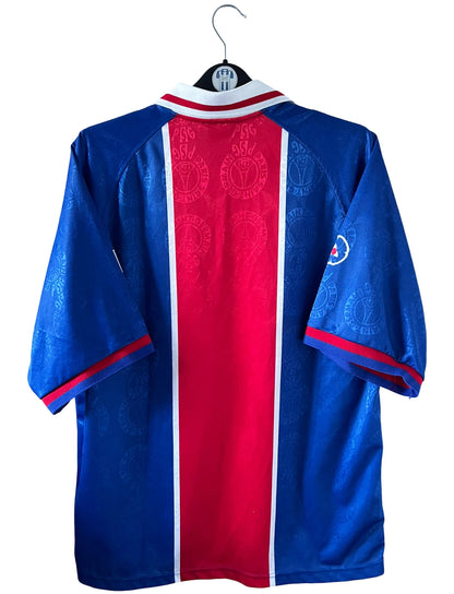 Maillot de foot vintage domicile psg 1996/1997. On peut retrouver l'équipementier Nike et le sponsor Opel. Il s'agit d'un maillot authentique d'époque.