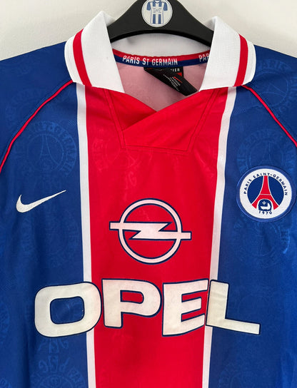 Maillot de foot vintage domicile du PSG de la saison 1996/1997. On peut retrouver l'équipementier Nike et le sponsor Opel. Il s'agit d'un maillot authentique d'époque.