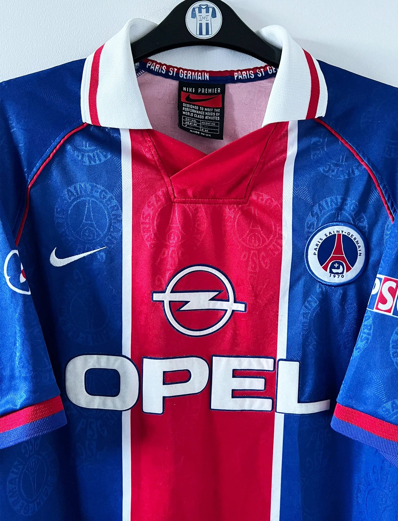 Maillot de foot vintage domicile psg 1996/1997. On peut retrouver l'équipementier Nike et le sponsor Opel. Il s'agit d'un maillot authentique d'époque.