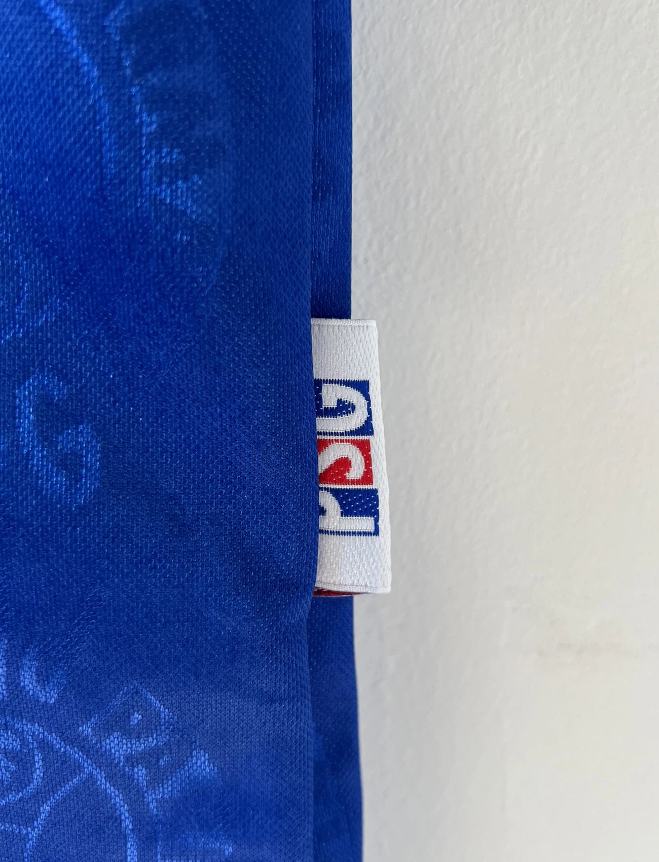 Maillot de foot vintage domicile du PSG de la saison 1996/1997. On peut retrouver l'équipementier Nike et le sponsor Opel. Il s'agit d'un maillot authentique d'époque.