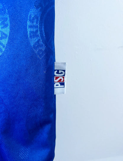 Maillot de foot vintage domicile psg 1996/1997. On peut retrouver l'équipementier Nike et le sponsor Opel. Il s'agit d'un maillot authentique d'époque.