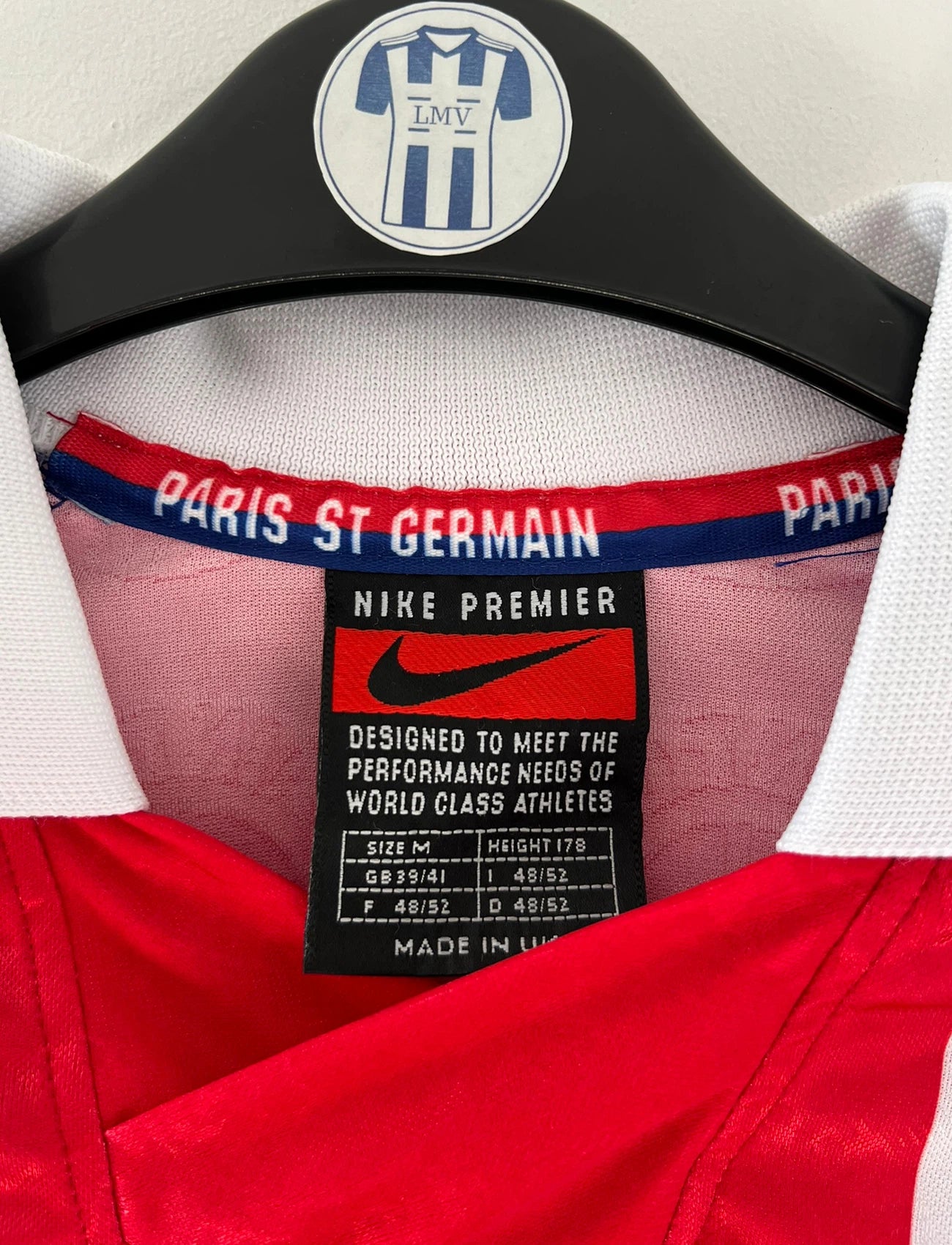 Maillot de foot vintage domicile du PSG de la saison 1996/1997. On peut retrouver l'équipementier Nike et le sponsor Opel. Il s'agit d'un maillot authentique d'époque.