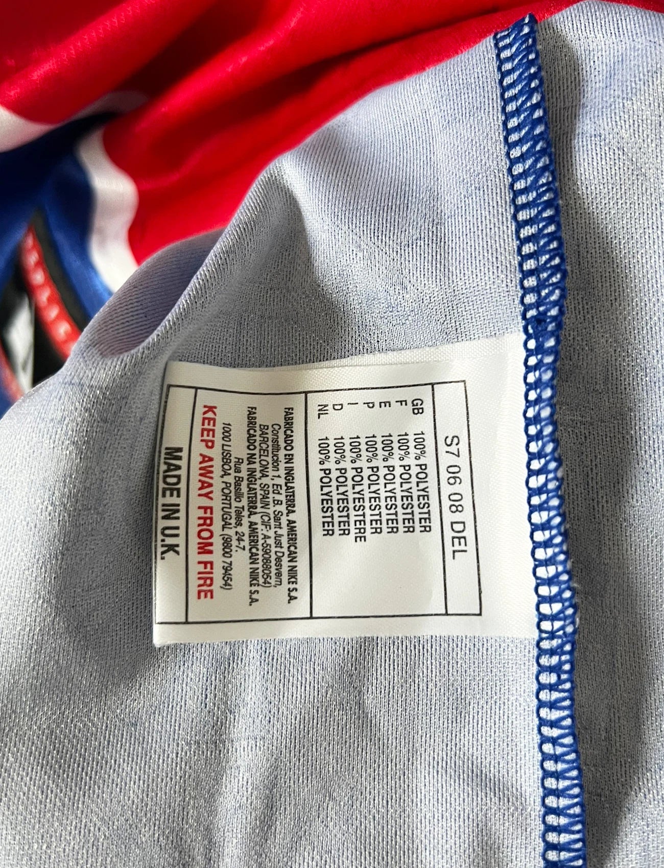 Maillot de foot vintage domicile bleu et rouge du PSG 1996/1997. On peut retrouver l'équipementier Nike et le sponsor OPEL. Il s'agit d'un maillot authentique d'époque.