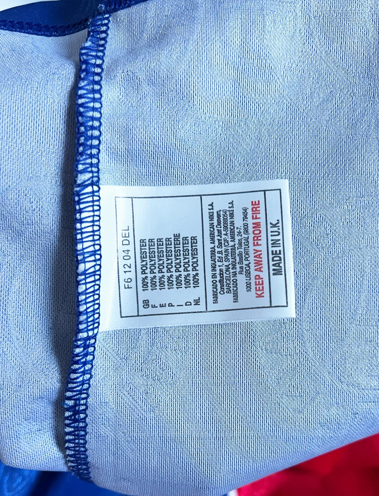 Maillot de foot vintage domicile psg 1996/1997. On peut retrouver l'équipementier Nike et le sponsor Opel. Il s'agit d'un maillot authentique d'époque.