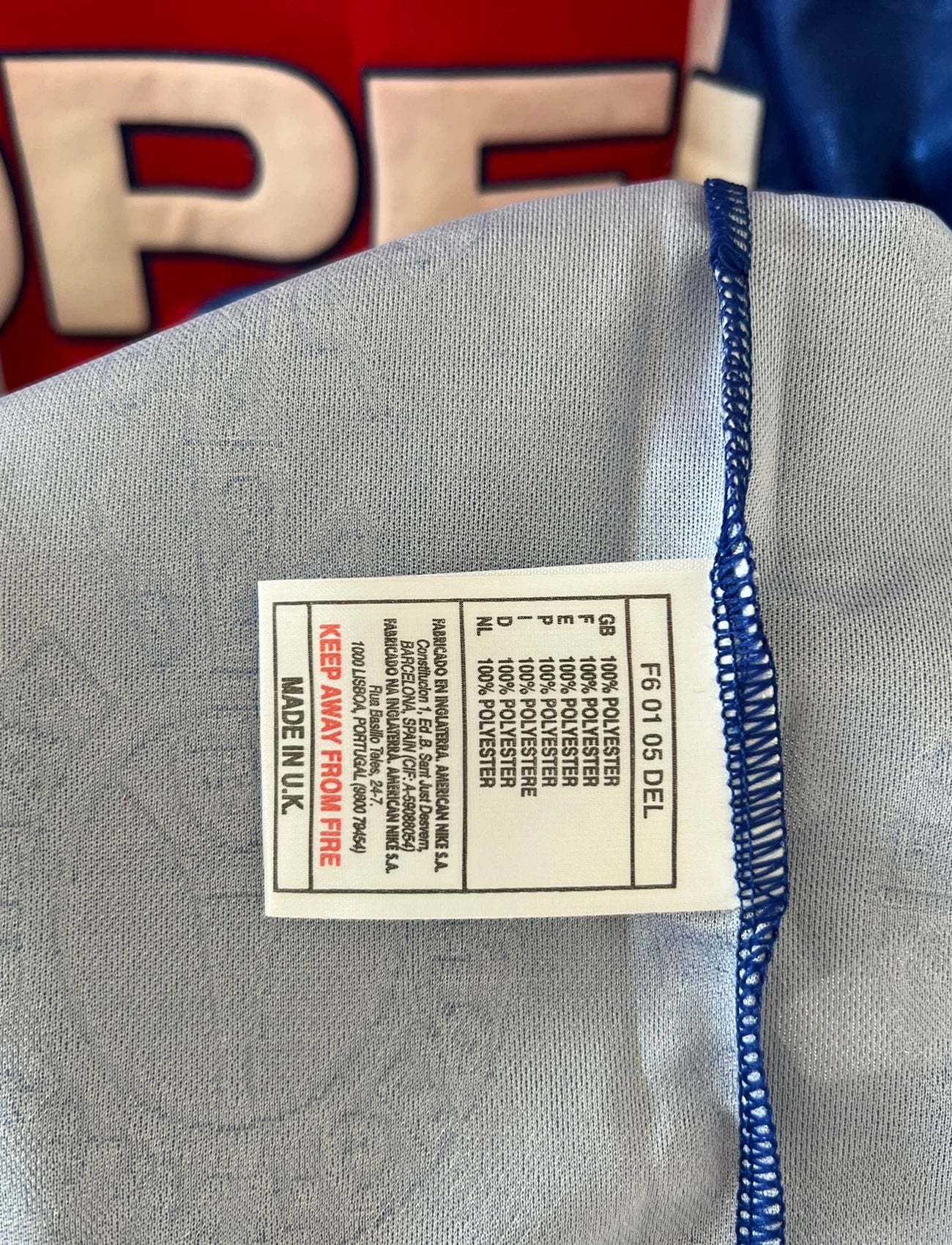 Maillot de foot vintage domicile du PSG de la saison 1996/1997. On peut retrouver l'équipementier Nike et le sponsor Opel. Il s'agit d'un maillot authentique d'époque.