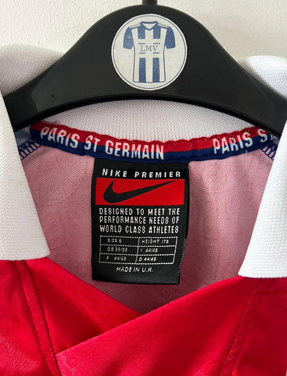 Maillot de foot vintage domicile bleu et rouge du PSG 1996/1997. On peut retrouver l'équipementier Nike et le sponsor OPEL. Il s'agit d'un maillot authentique d'époque.