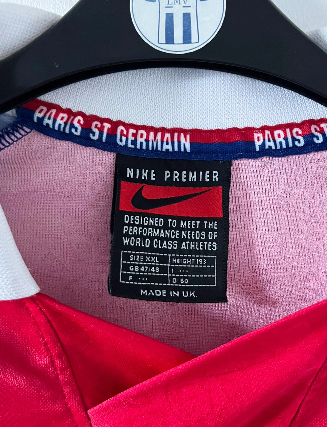 Maillot de foot vintage domicile psg 1996/1997. On peut retrouver l'équipementier Nike et le sponsor Opel. Il s'agit d'un maillot authentique d'époque.
