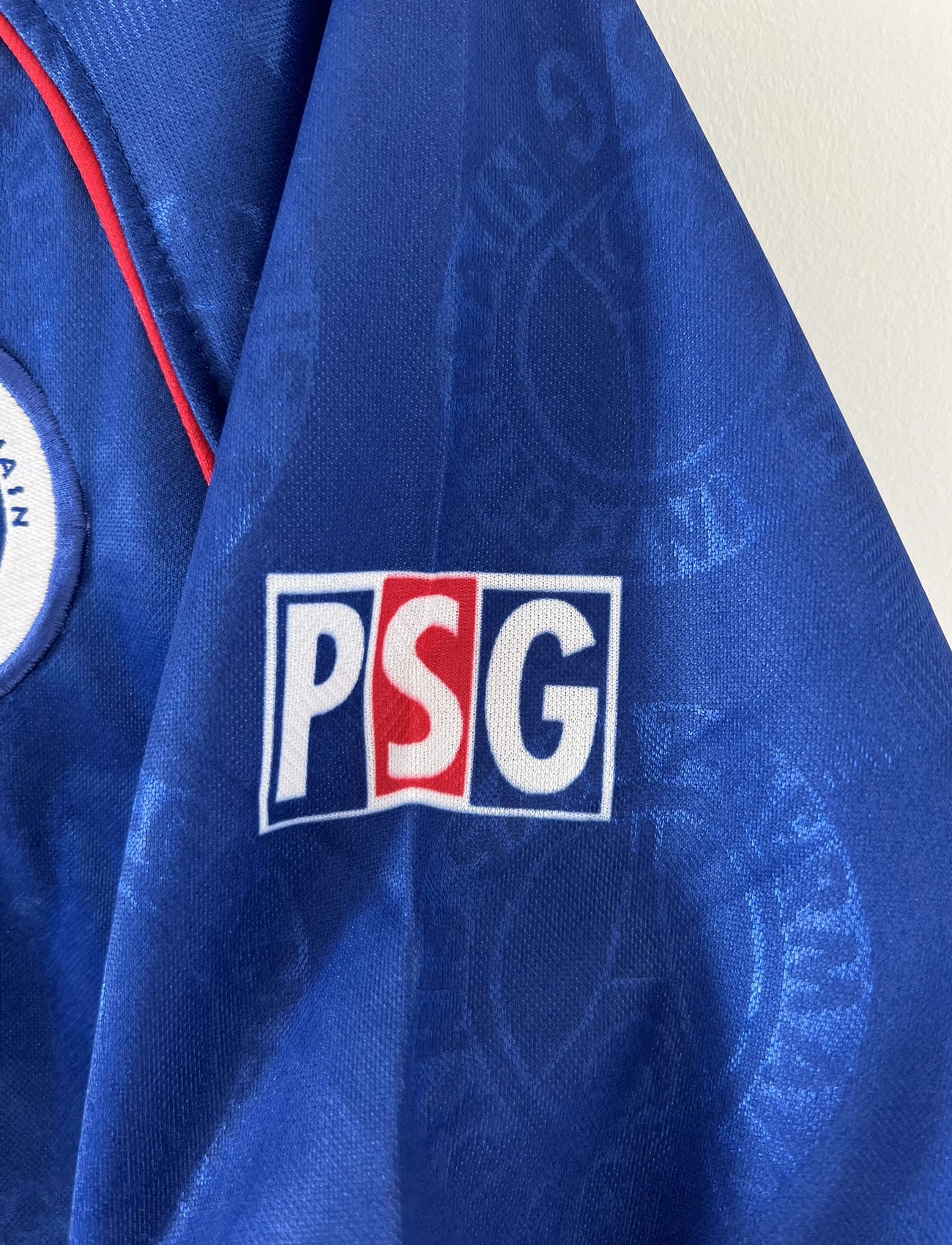 Maillot de foot vintage domicile du PSG de la saison 1996/1997. On peut retrouver l'équipementier Nike et le sponsor Opel. Il s'agit d'un maillot authentique d'époque.