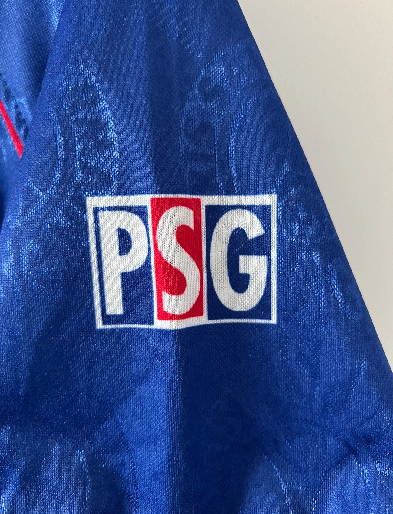 Maillot de foot vintage domicile bleu et rouge du PSG 1996/1997. On peut retrouver l'équipementier Nike et le sponsor OPEL. Il s'agit d'un maillot authentique d'époque.