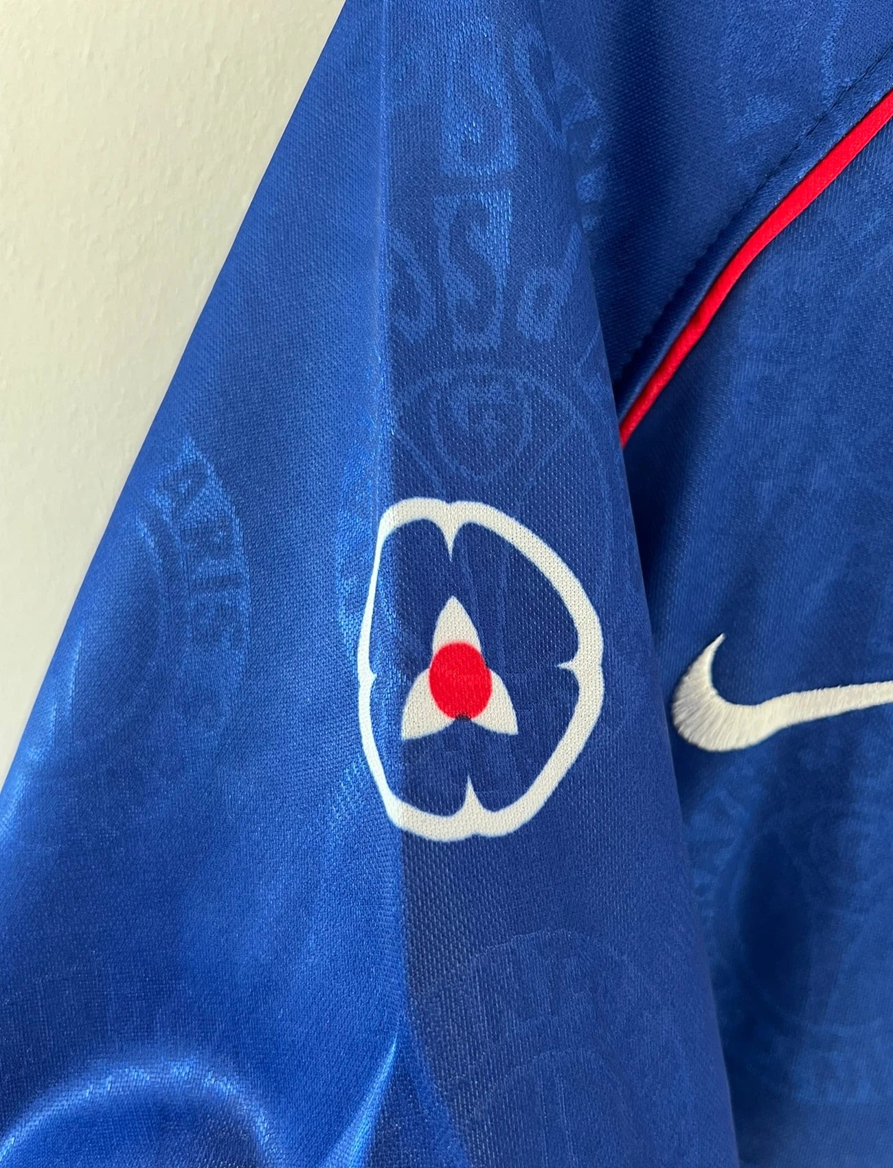 Maillot de foot vintage domicile du PSG de la saison 1996/1997. On peut retrouver l'équipementier Nike et le sponsor Opel. Il s'agit d'un maillot authentique d'époque.