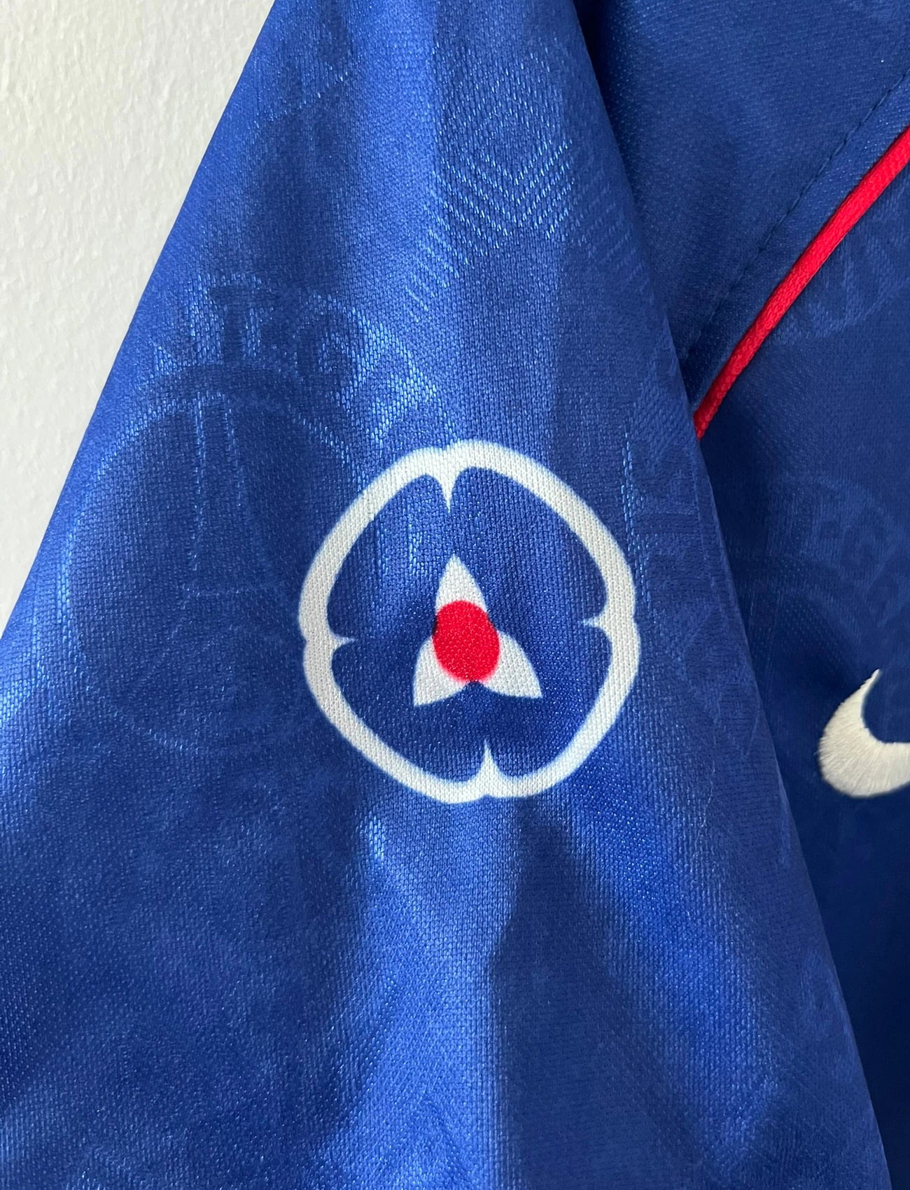 Maillot de foot vintage domicile bleu et rouge du PSG 1996/1997. On peut retrouver l'équipementier Nike et le sponsor OPEL. Il s'agit d'un maillot authentique d'époque.