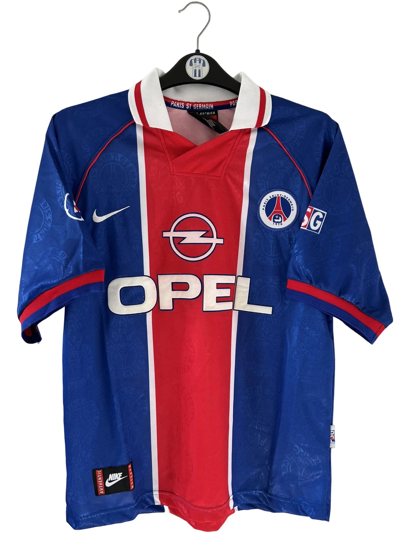 Maillot de foot vintage domicile du PSG de la saison 1996/1997. On peut retrouver l'équipementier Nike et le sponsor Opel. Il s'agit d'un maillot authentique d'époque.