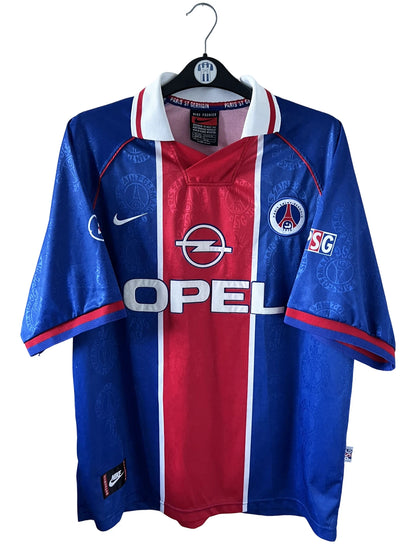 Maillot de foot vintage domicile psg 1996/1997. On peut retrouver l'équipementier Nike et le sponsor Opel. Il s'agit d'un maillot authentique d'époque.