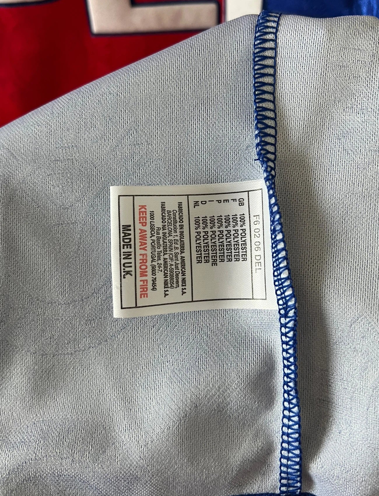 Maillot de foot vintage domicile bleu et rouge du PSG 1996. On peut retrouver l'équipementier Nike et le sponsor Opel. Il s'agit d'un maillot authentique d'époque.