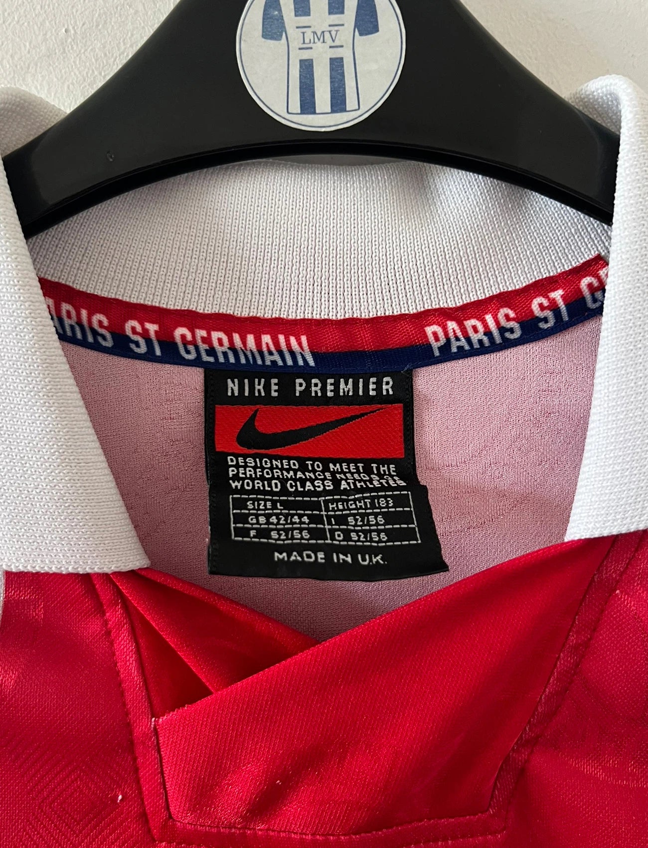 Maillot de foot vintage domicile bleu et rouge du PSG 1996. On peut retrouver l'équipementier Nike et le sponsor Opel. Il s'agit d'un maillot authentique d'époque.