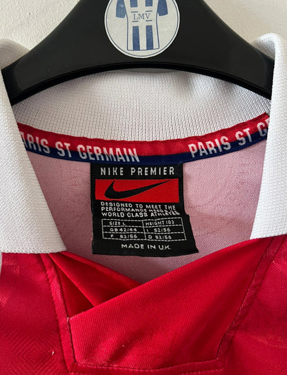 Maillot de foot vintage domicile bleu et rouge du PSG 1996. On peut retrouver l'équipementier Nike et le sponsor Opel. Il s'agit d'un maillot authentique d'époque.