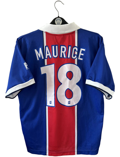 Maillot de foot vintage domicile PSG 1997/1998. On peut retrouver l'équipementier Nike et le sponsor Opel. Le maillot est floqué du numéro 18 Florian Maurice. Il s'agit d'un maillot authentique d'époque.