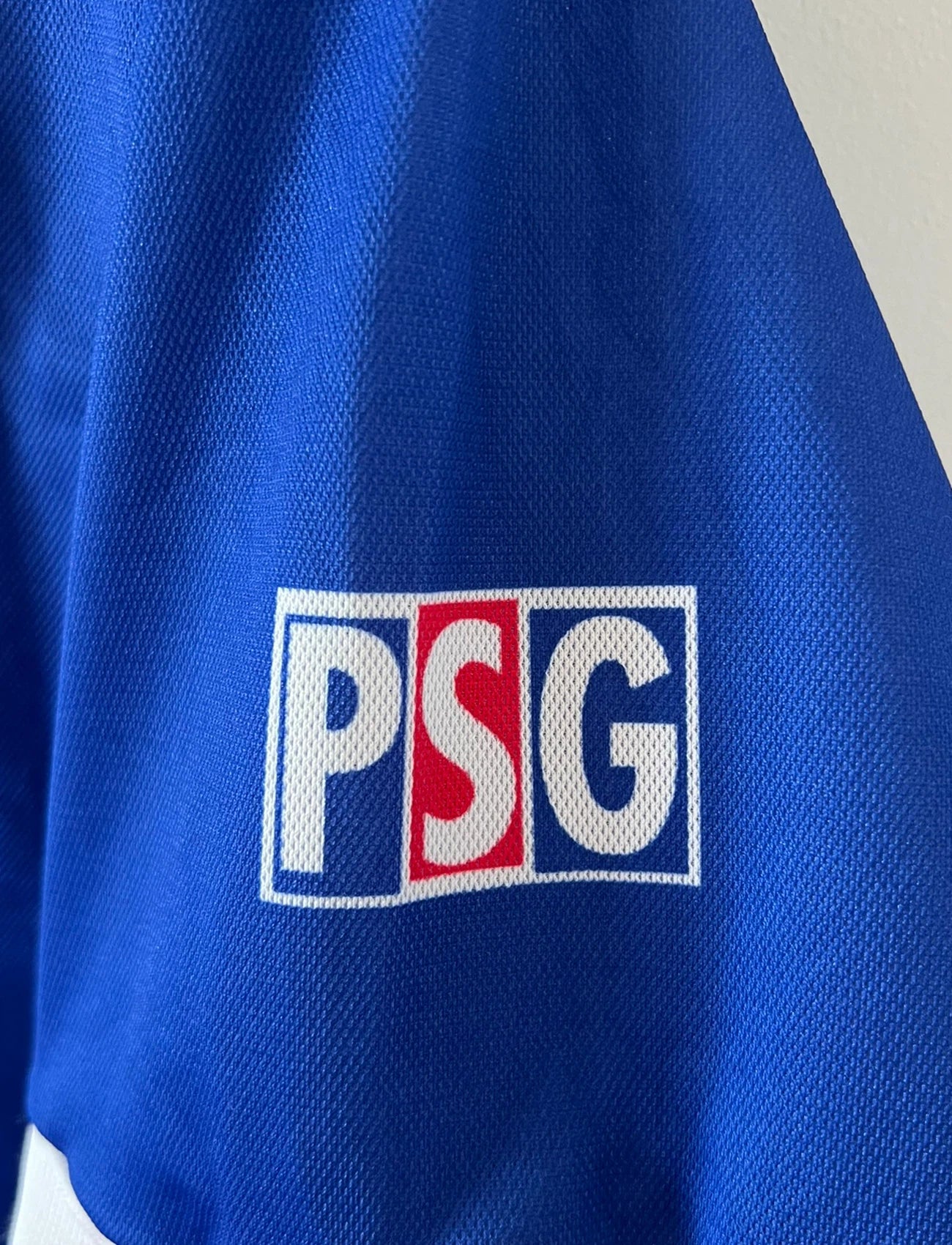 Maillot de foot vintage domicile PSG 1997/1998. On peut retrouver l'équipementier Nike et le sponsor Opel. Le maillot est floqué du numéro 18 Florian Maurice. Il s'agit d'un maillot authentique d'époque.