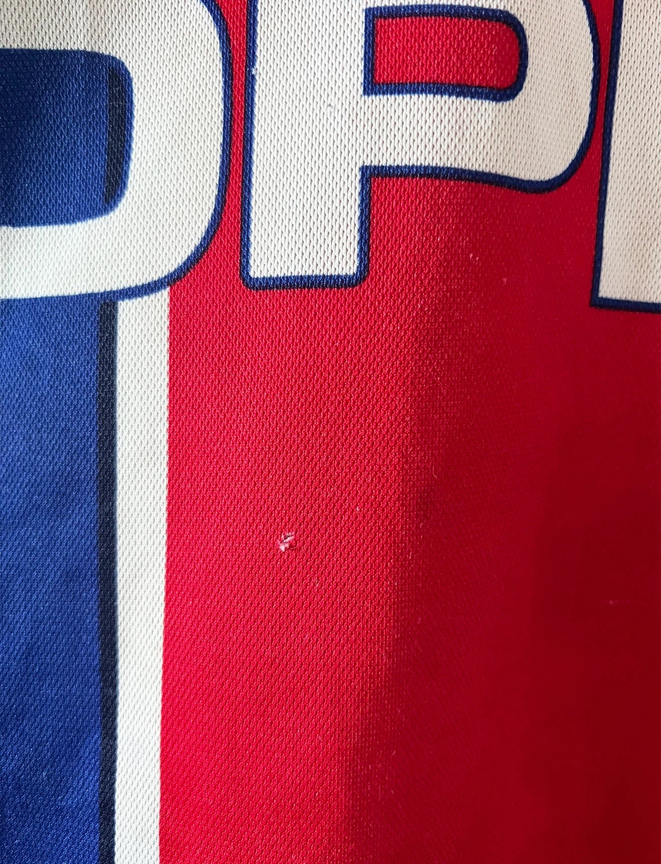 Maillot de foot vintage domicile du PSG de la saison 1997/1998. On peut retrouver l'équipementier Nike et le sponsor Opel. Il s'agit d'un maillot authentique d'époque.