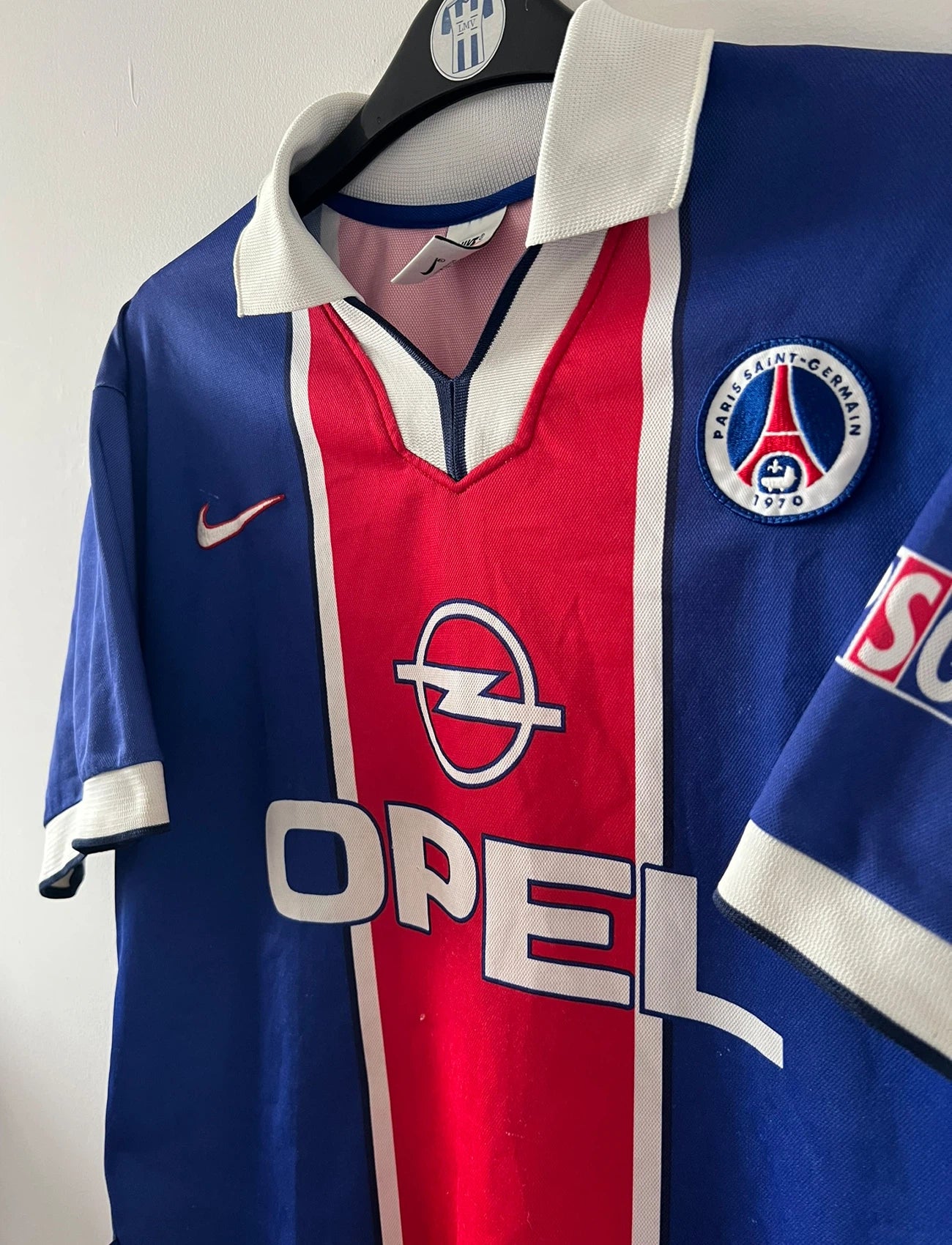 Maillot de foot vintage domicile du PSG de la saison 1997/1998. On peut retrouver l'équipementier Nike et le sponsor Opel. Il s'agit d'un maillot authentique d'époque.