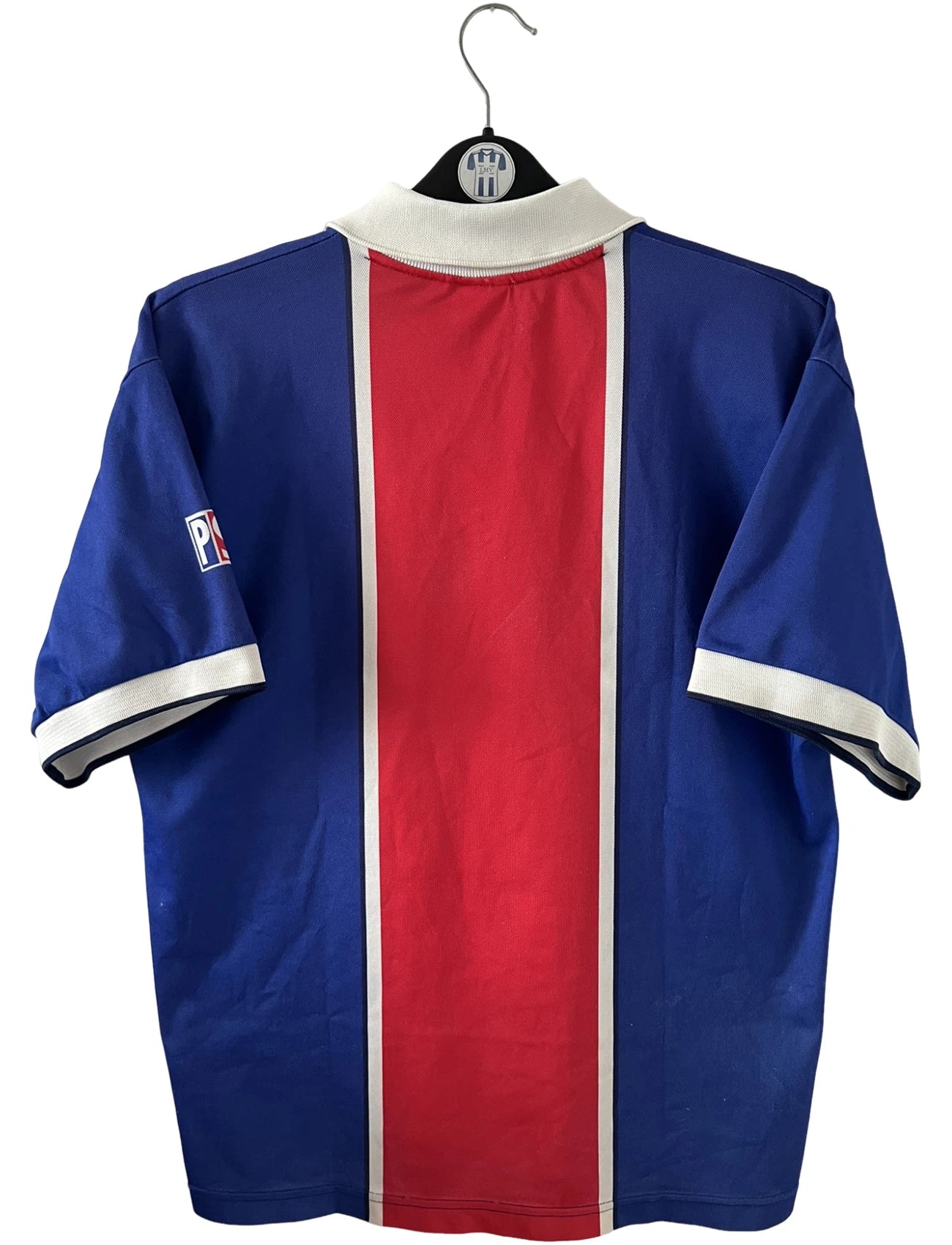 Maillot de foot vintage domicile du PSG de la saison 1997/1998. On peut retrouver l'équipementier Nike et le sponsor Opel. Il s'agit d'un maillot authentique d'époque.