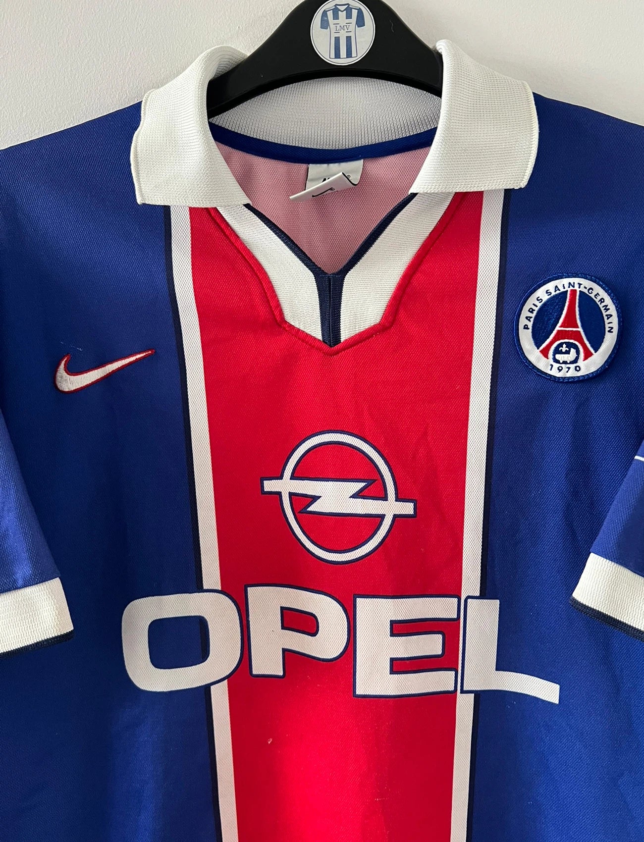 Maillot de foot vintage domicile du PSG de la saison 1997/1998. On peut retrouver l'équipementier Nike et le sponsor Opel. Il s'agit d'un maillot authentique d'époque.