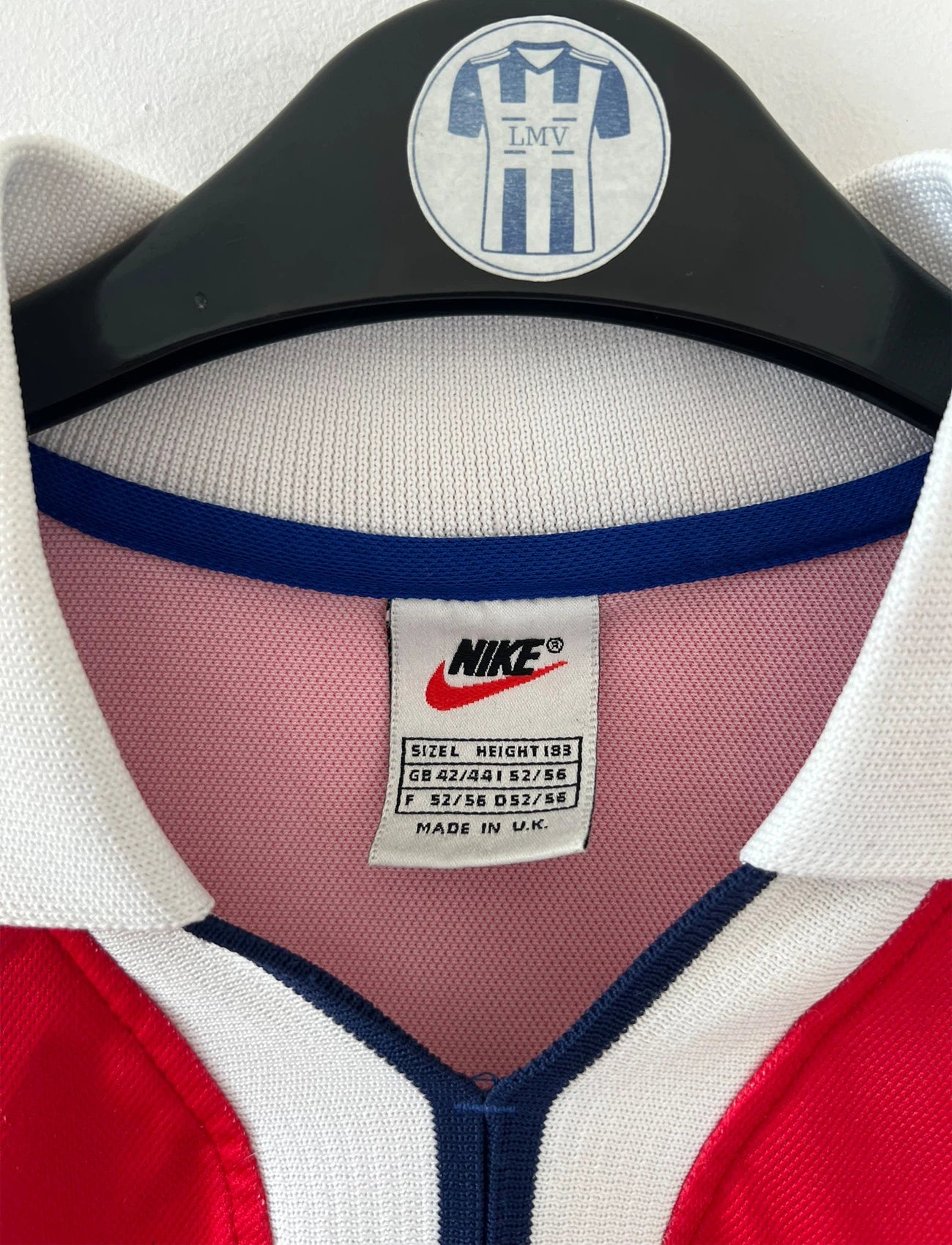 Maillot de foot vintage domicile bleu et rouge du PSG de la saison 1997/1998. On peut retrouver l'équipementier Nike et le sponsor Opel. Il s'agit d'un maillot authentique d'époque.