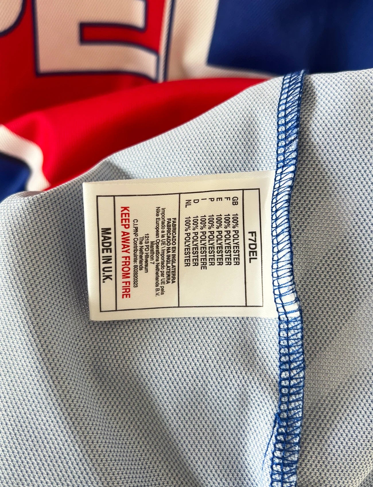 Maillot de foot vintage domicile bleu et rouge du PSG de la saison 1997/1998. On peut retrouver l'équipementier Nike et le sponsor Opel. Il s'agit d'un maillot authentique d'époque.